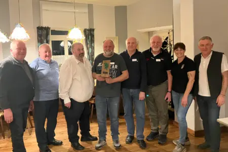 Neuer Schnapserkönig gekürt Acht Personen präsentieren einen Preis