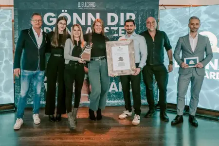 Asia Spa bei Publikumsvoting auf Rang drei Sieben lächelnde Personen bei einer Preisverleihung