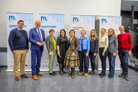 Sieben Frauen und drei Männer vor Schautafeln