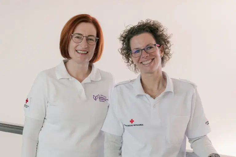 Zwei Frauen in weißer Kleidung