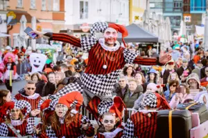 Närrisches Treiben in Leoben Kostümierte Menschen und Zuschauer auf der Straße