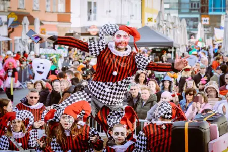 Kostümierte Menschen und Zuschauer auf der Straße
