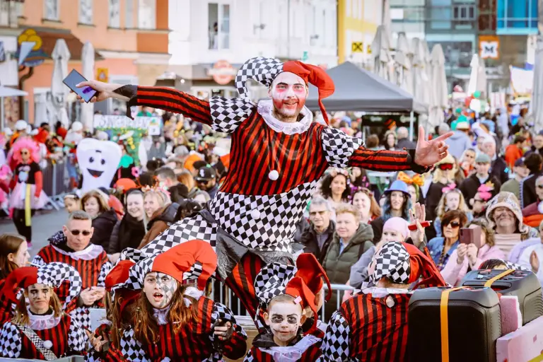 Närrisches Treiben in Leoben Kostümierte Menschen und Zuschauer auf der Straße
