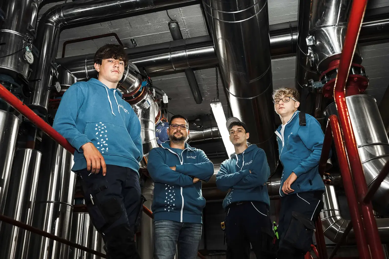 Vier Jugendliche in einem Heizraum