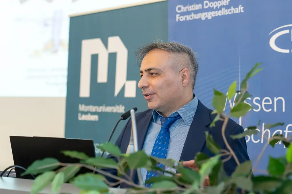 Ein Mann Mit Krawatte an einem Rednerpult