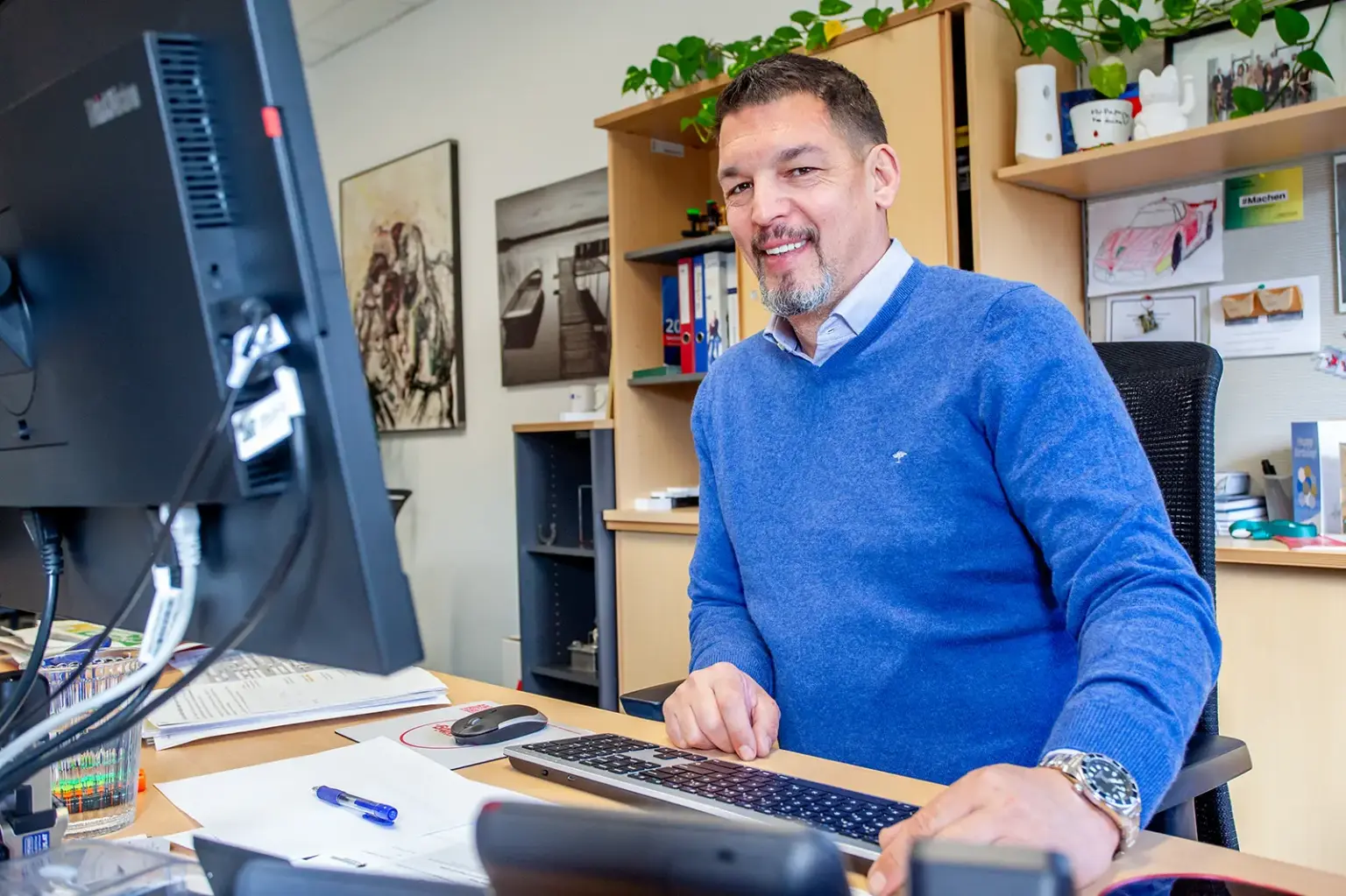 Bezirk stemmt sich weiter gegen den Trend Ein Mann sitzt an einem Schreibtisch mit Computer