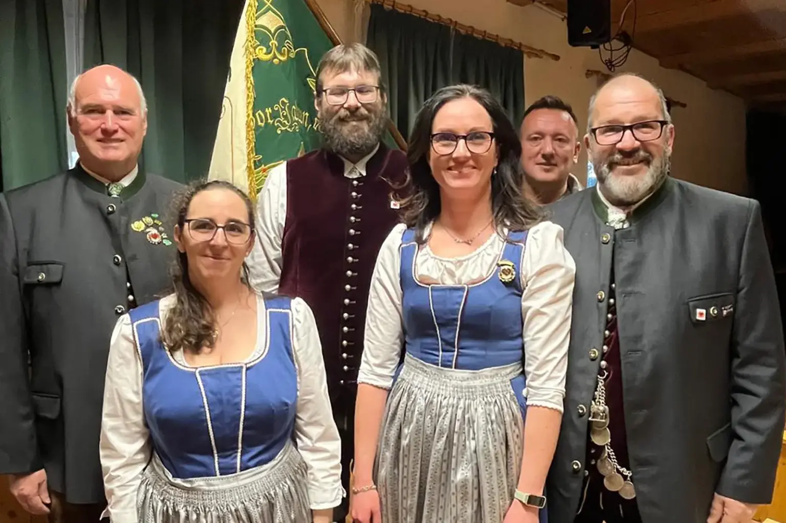 Zwei Frauen und vier Männer in steirischer Tracht