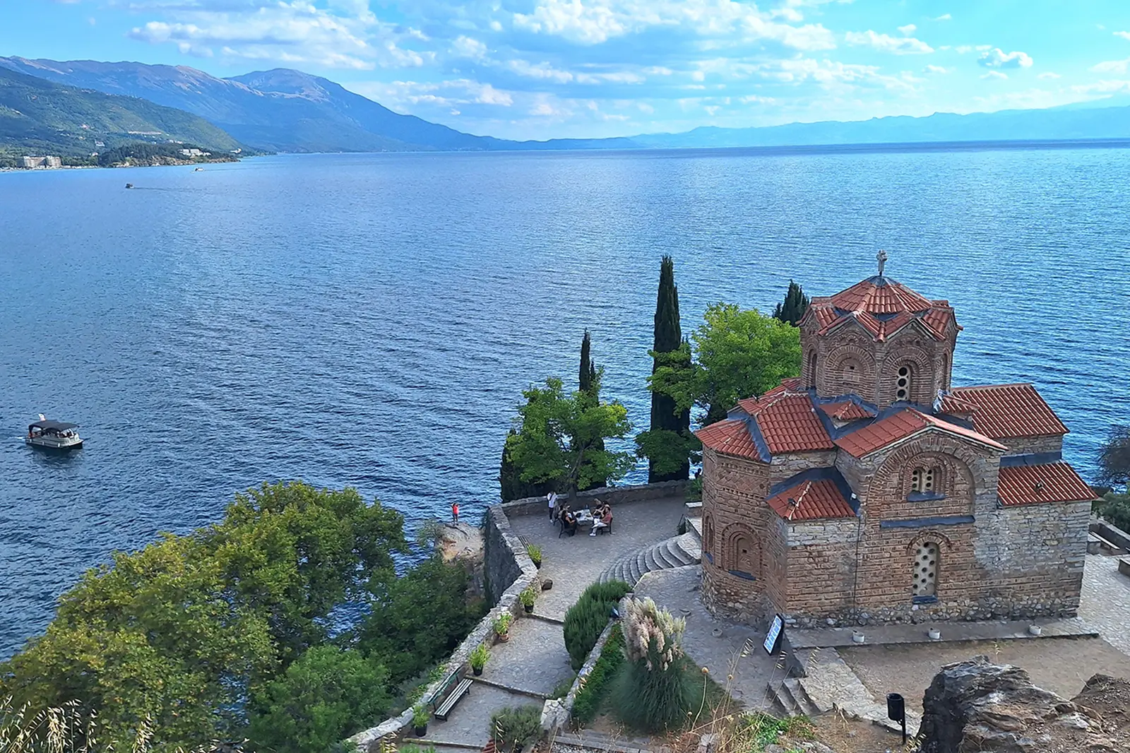 Eine Kirche an einem See