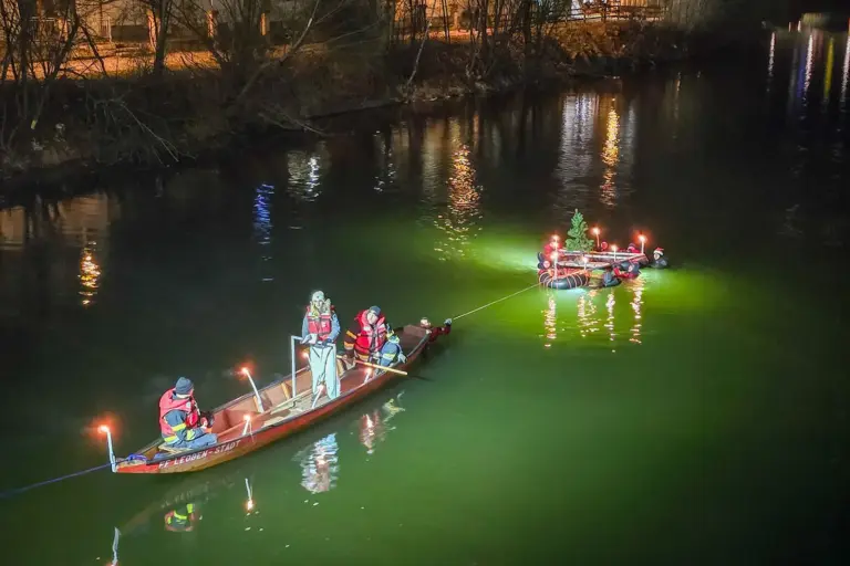 Nasskalter Weihnachtsbrauch Ein Boot mit angehängtem Floß auf dem Wasser