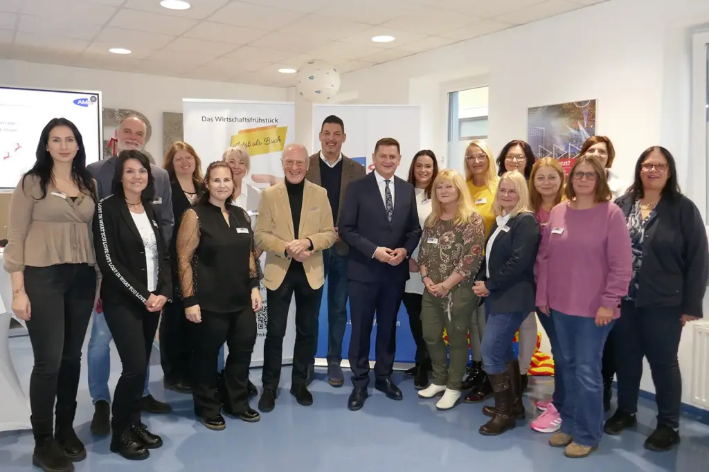 18 Personen auf einem Gruppenbild