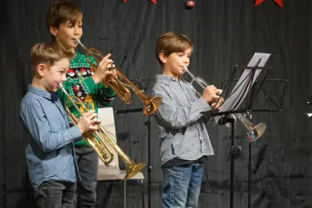 Drei Buben spielen Trompete