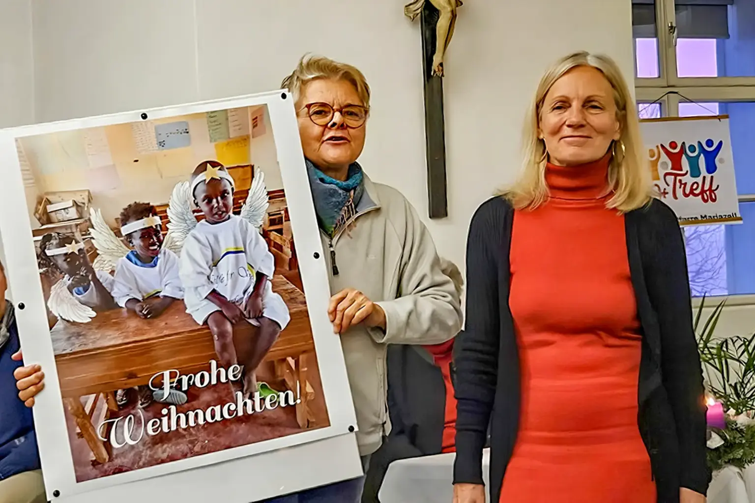 Zwei Frauen mit einer großen Weihnachtsgrußkarte