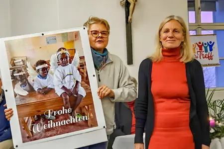 Spende für die Mariazeller Schule in Kenia Zwei Frauen mit einer großen Weihnachtsgrußkarte