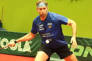 KSV-Tischtennis weiter Zweiter Ein Mann mit Tischtennisschläger, der ausholt um den Tischtennisball zu treffen.
