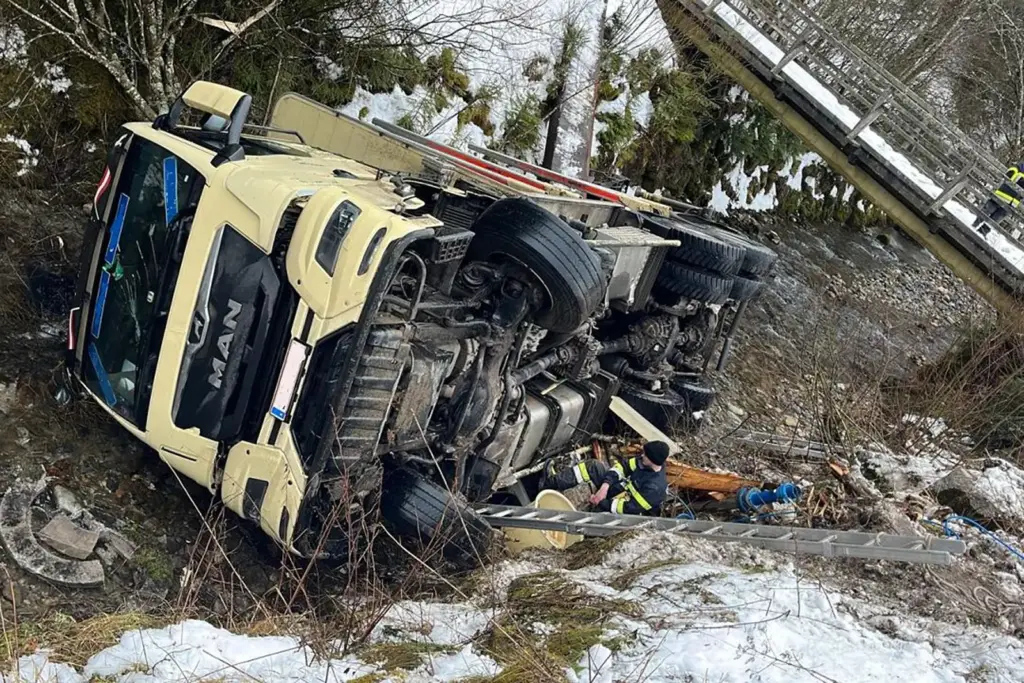 Ein Lkw liegt in einem Graben.