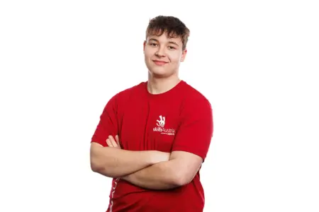 Ein junger Mann im roten T-Shirt