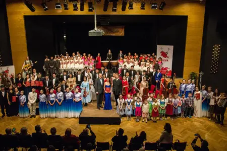 Chinesisches Neujahrskonzert Viele junge Musiker unterschiedlicher ethnischer Herkunft auf einer Bühne