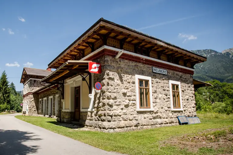 Notre Dame im alten Bahnhof Ein altes Haus mit Bahnhofschild