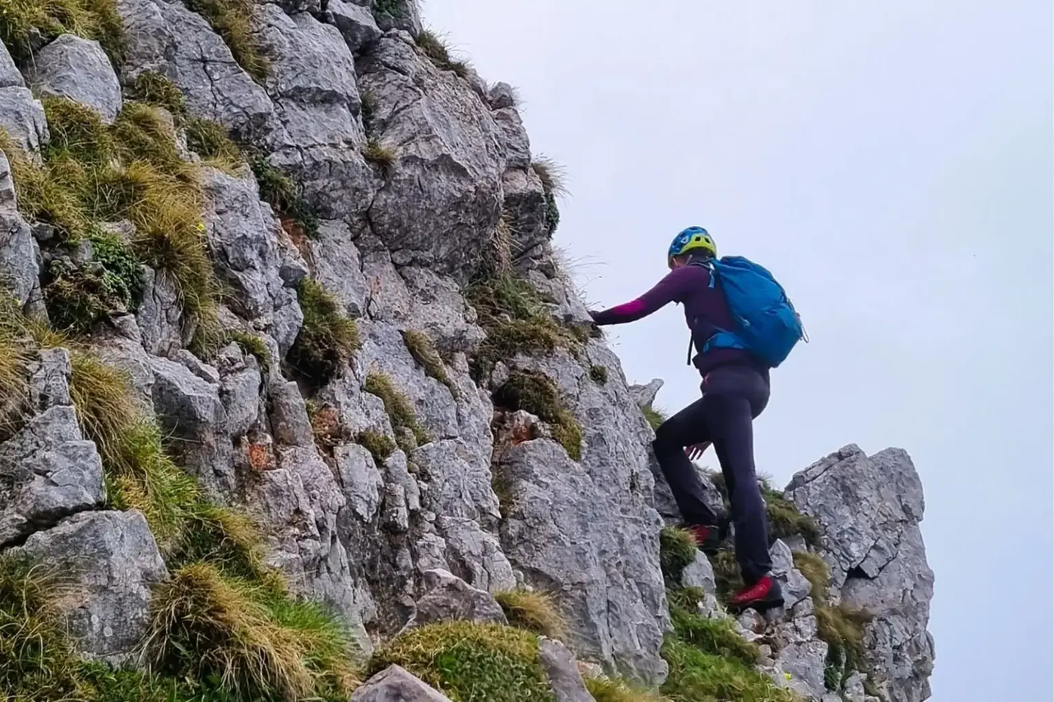 Ein Mann klettert auf einen Berg