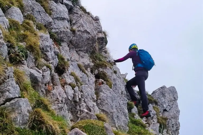 Infoführer für Wanderfreunde Ein Mann klettert auf einen Berg