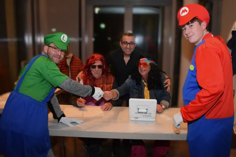 Buntes Treiben in Niklasdorf Maskierte Menschen.