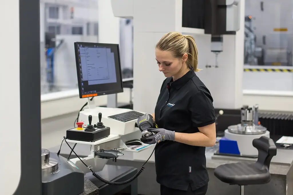 Eine junge Frau an einem technischen Arbeitsplatz