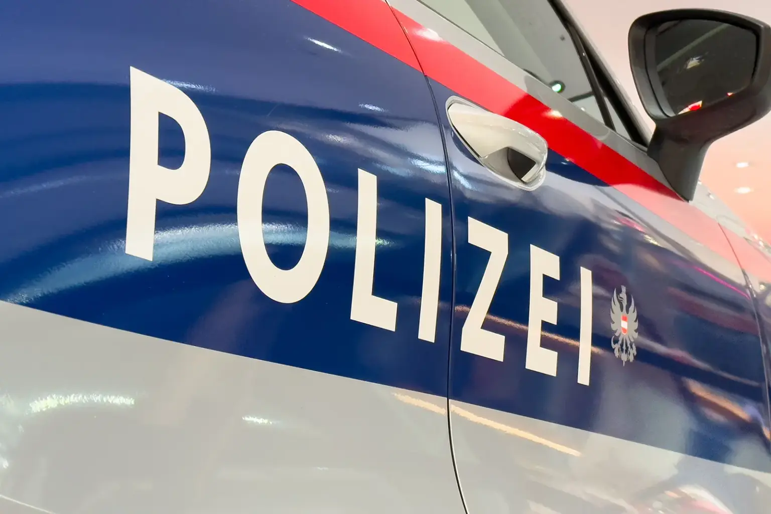 Detailansicht der Beifahrerseite eines Einsatzfahrzeuges mit der Aufschrift POLIZEI