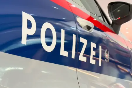 Detailansicht der Beifahrerseite eines Einsatzfahrzeuges mit der Aufschrift POLIZEI