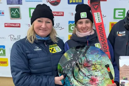 Zwei Frauen mit einer Schale in der Hand.