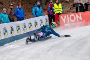Unter den schnellsten Zehn Europas Ein Rodler auf einer vereisten Eisbahn.