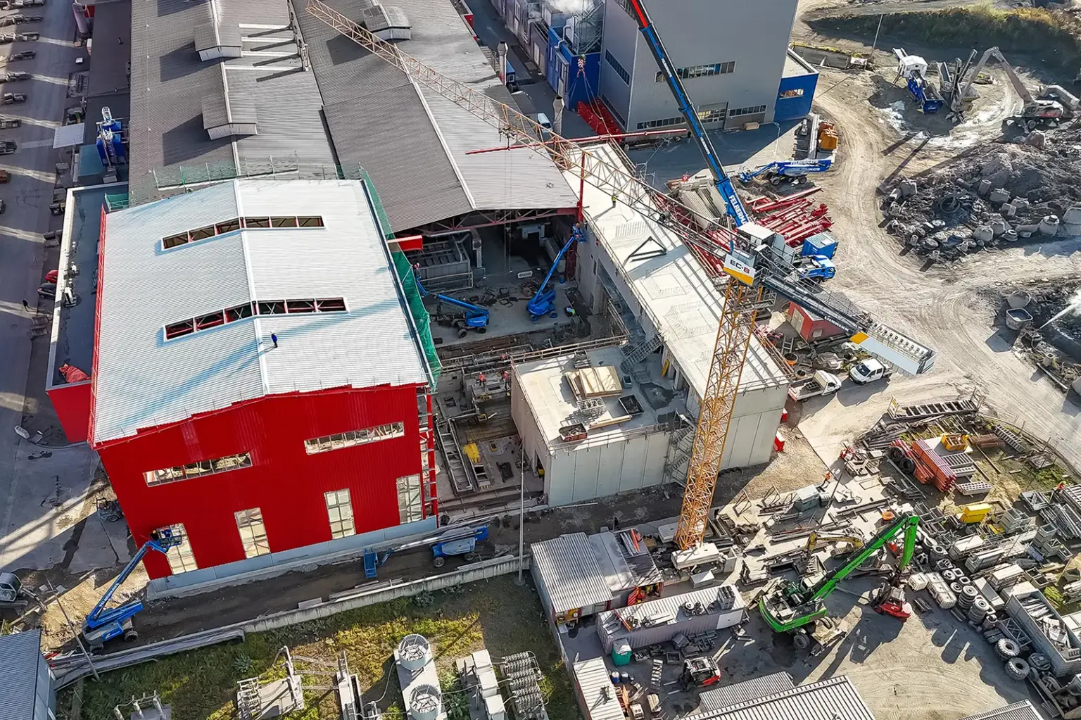 Eine große Baustelle mit Kran von oben