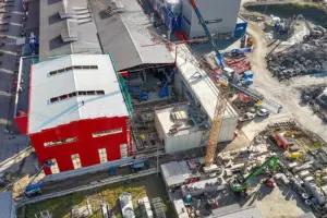 Erweiterung läuft plangemäß Eine große Baustelle mit Kran von oben
