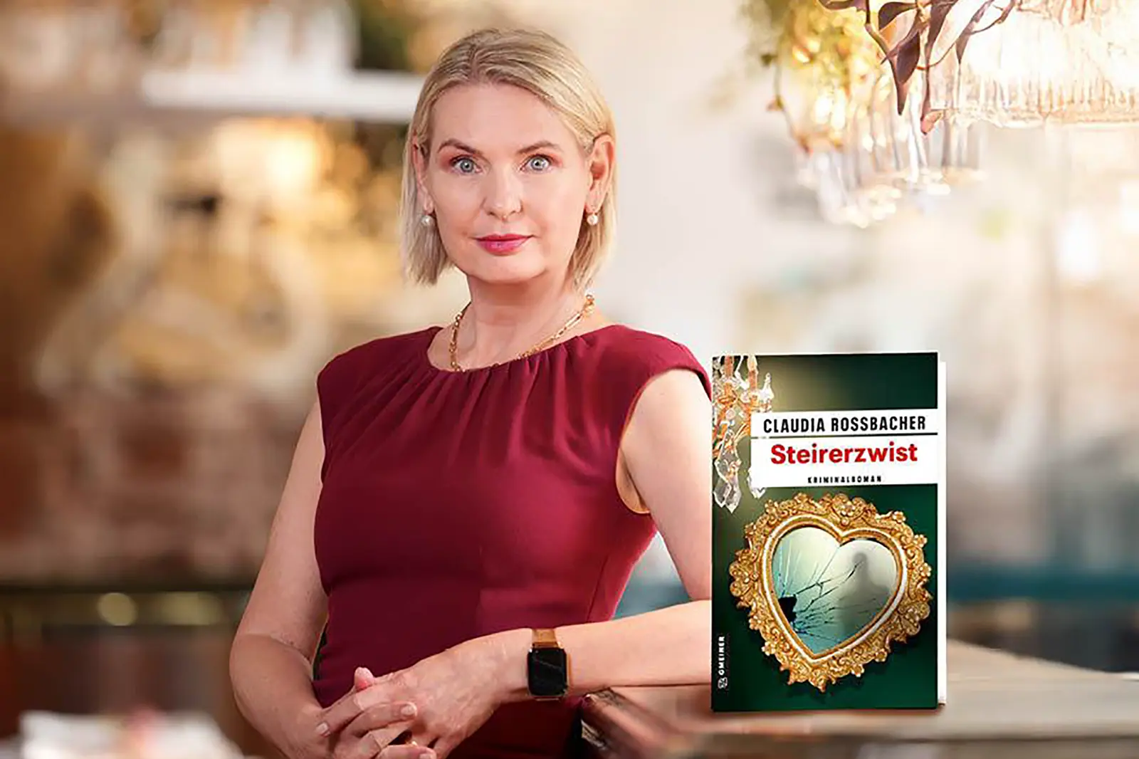 Eine Frau im roten Top mit einem Buch