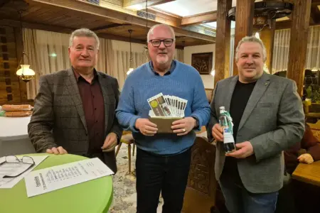 Drei Männer mit Preisen