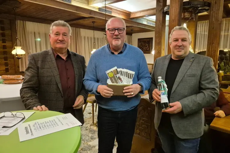 Drei Männer mit Preisen