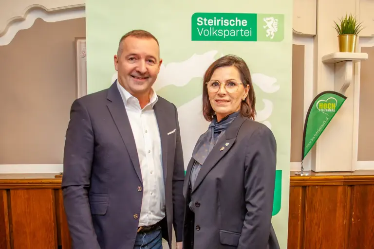 „Die Unternehmen gut unterstützen“ Ein Mann und eine Frau stehen vor einem Werbeaufsteller mit dem Schriftzug Steirische Volkspartei