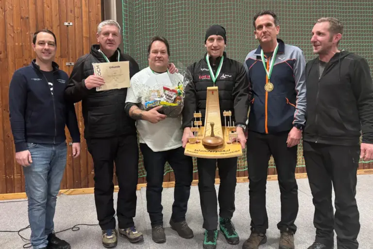 Sechs Männer mit einem Pokal und weteren Preisen