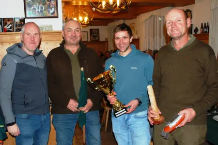 Vier Männer bei einer Preisverleihung.