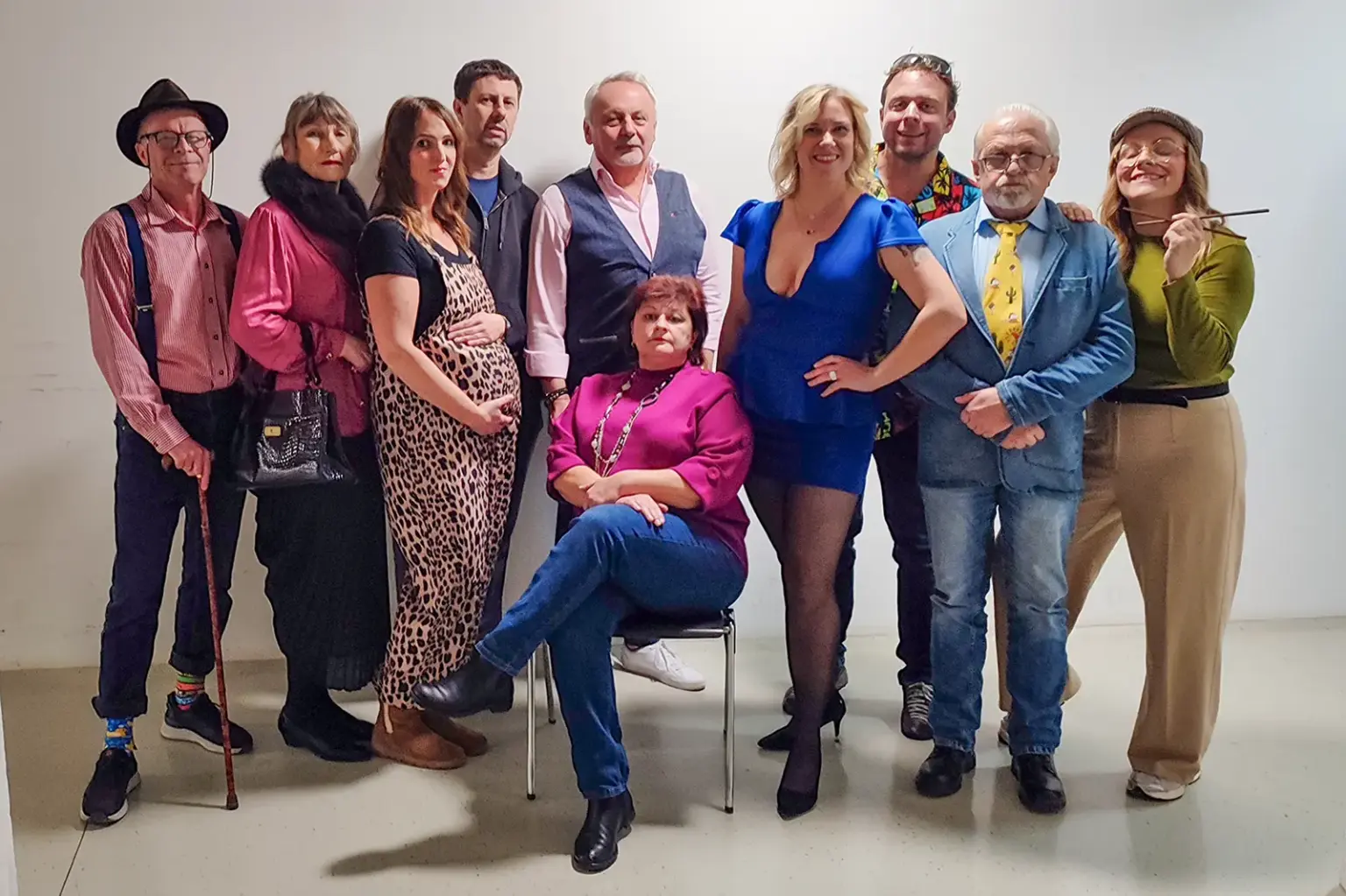 Eine Gruppe von verkleideten Erwachsenen