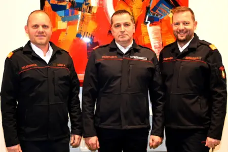 Drei Männer in Feuerwehruniform