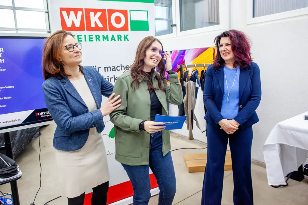 Viel Info und Geselligkeit Drei Damen stehen vor einem Banner mit dem Logo der Wirtschaftskammer Steiermark.