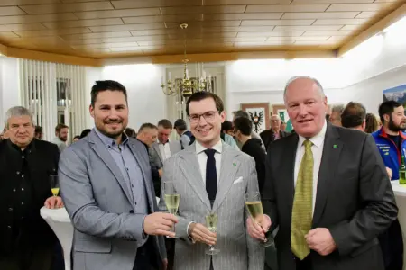 Drei Männer mit Anzug.