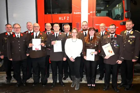 Eine Gruppe von Personen in Uniform halten Urkunden