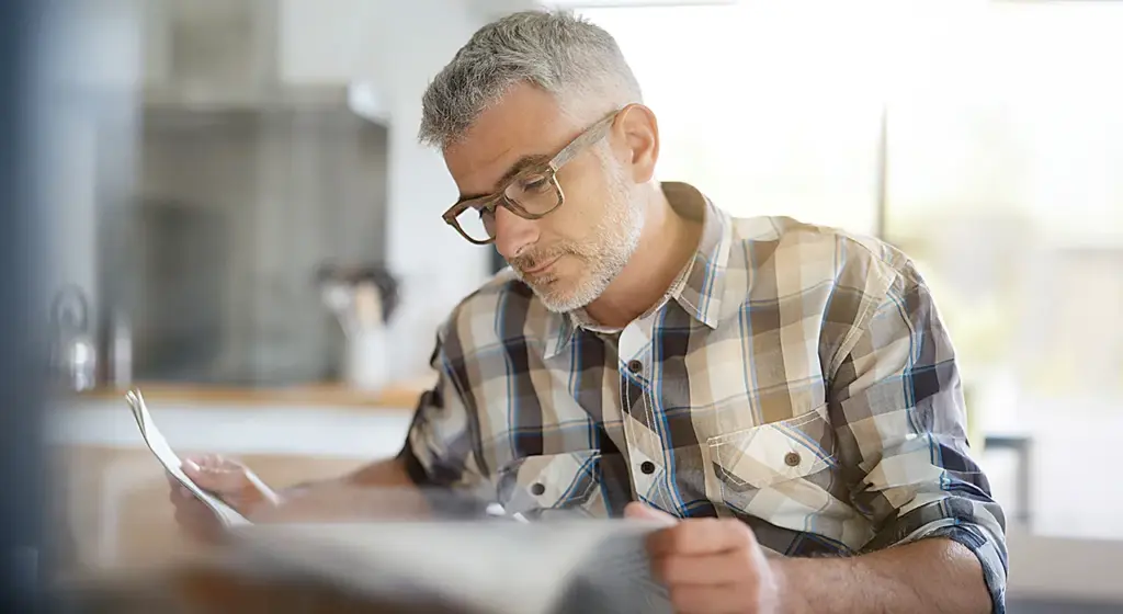 Ein Mann liest Zeitung