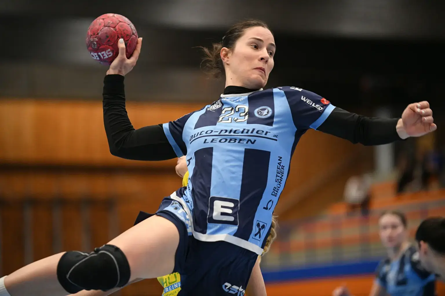 Leobens Handballer sind in der Abstiegsrunde Eine Frau mit einem Handball in der Hand.