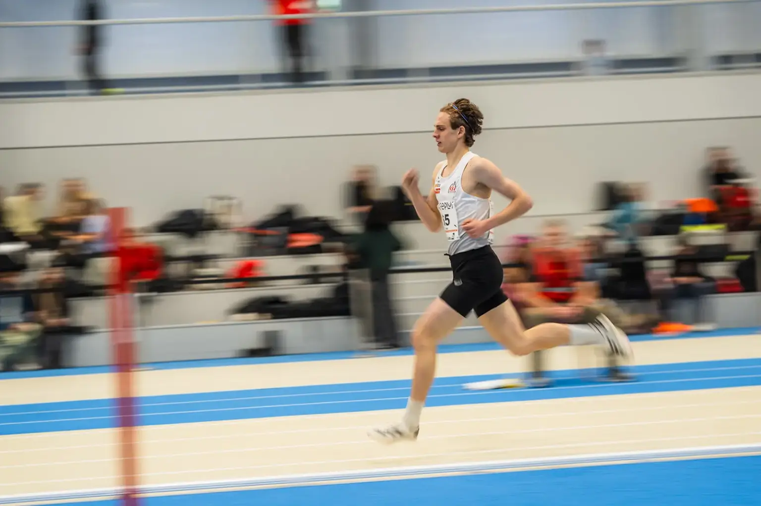 Lotte Seiler verbesserte ihren steirischen Rekord Ein Mann läuft in einer einer Halle.