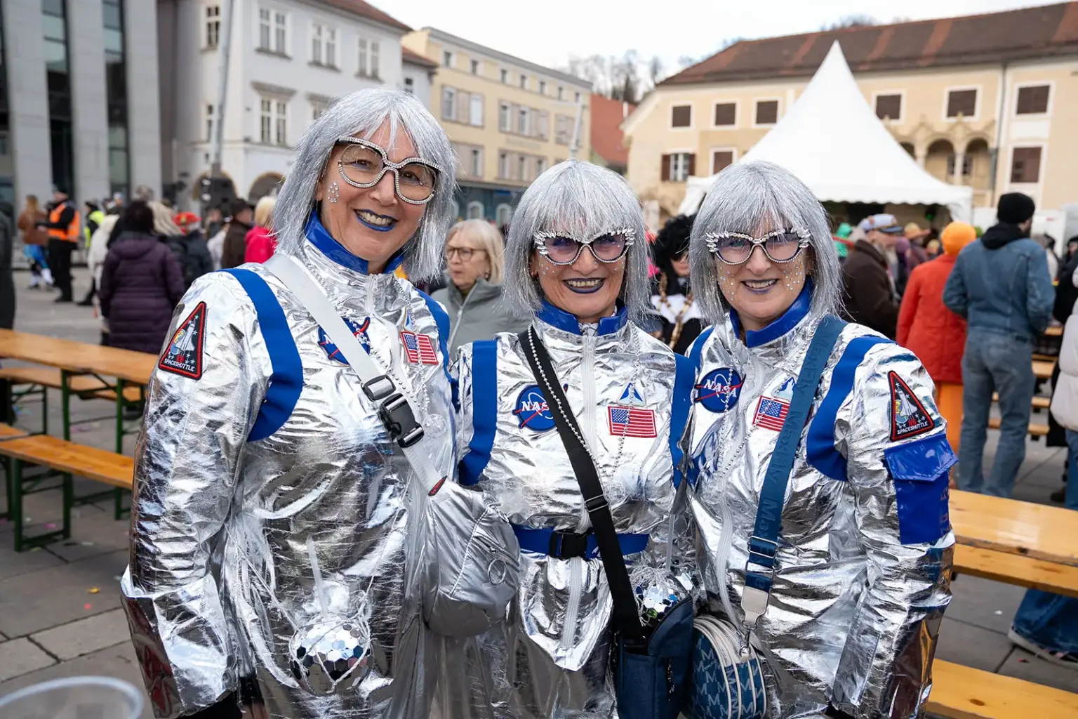 Drei als Astronautinnen verkleidete Frauen bei einer Faschingsveranstaltung