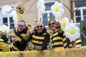 Rund und bunt in Thörl Drei Personen in Bienenkostümen bei einem Faschingsumzug