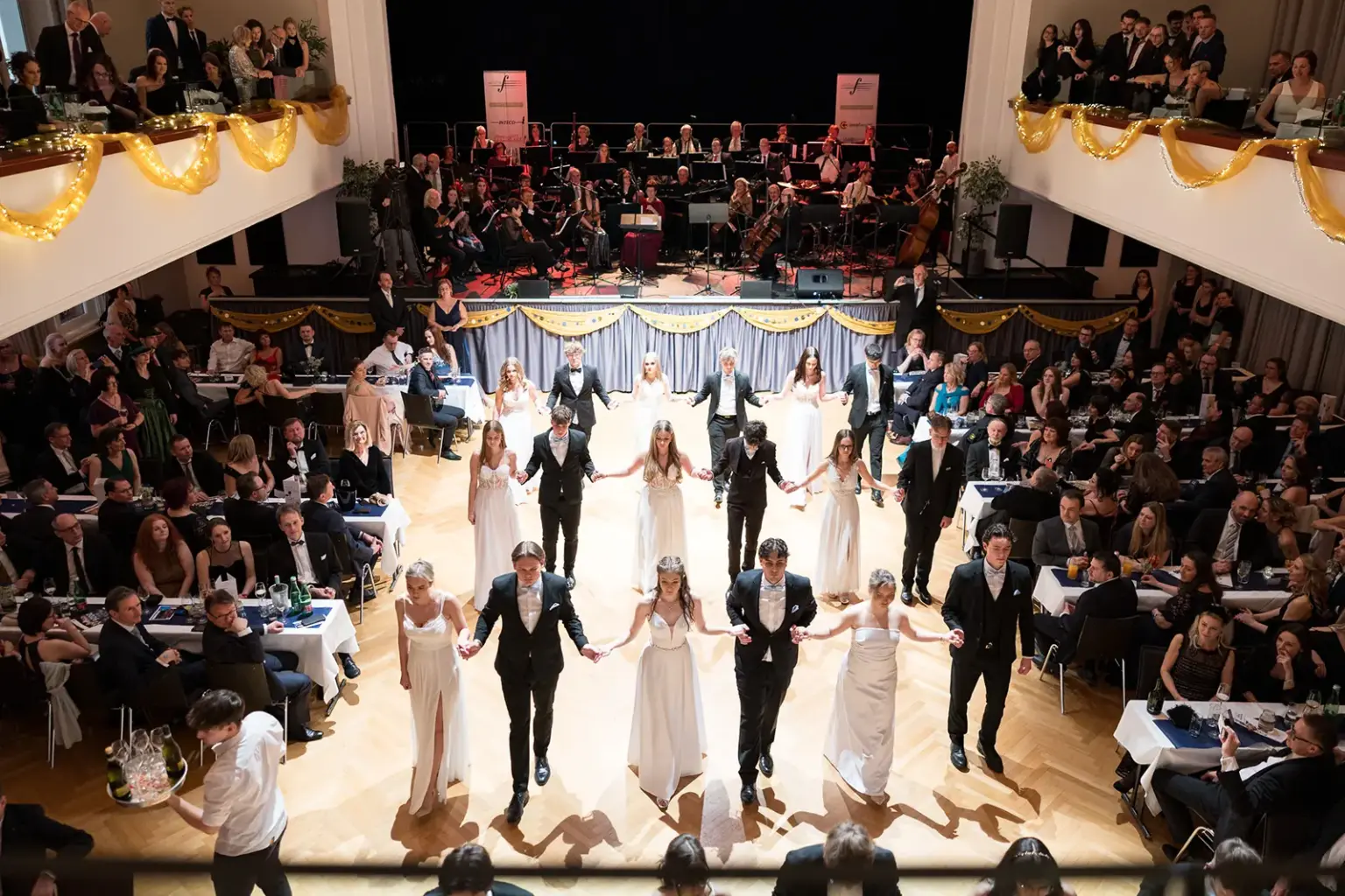 Ein Ballsaal mit Orchester, Tänzern und Publikum
