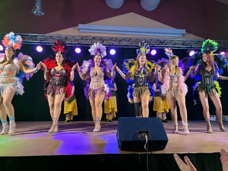 Tänzerinnen in bunten Faschingskostümen auf einer Bühne